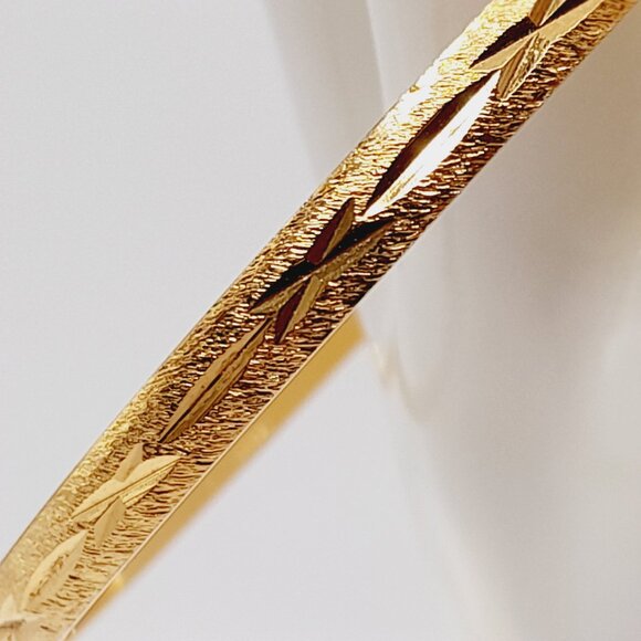 Vintage Crown Trifari Thin Etched Gold Plated Bangle - Size M - Picture 6 of 9